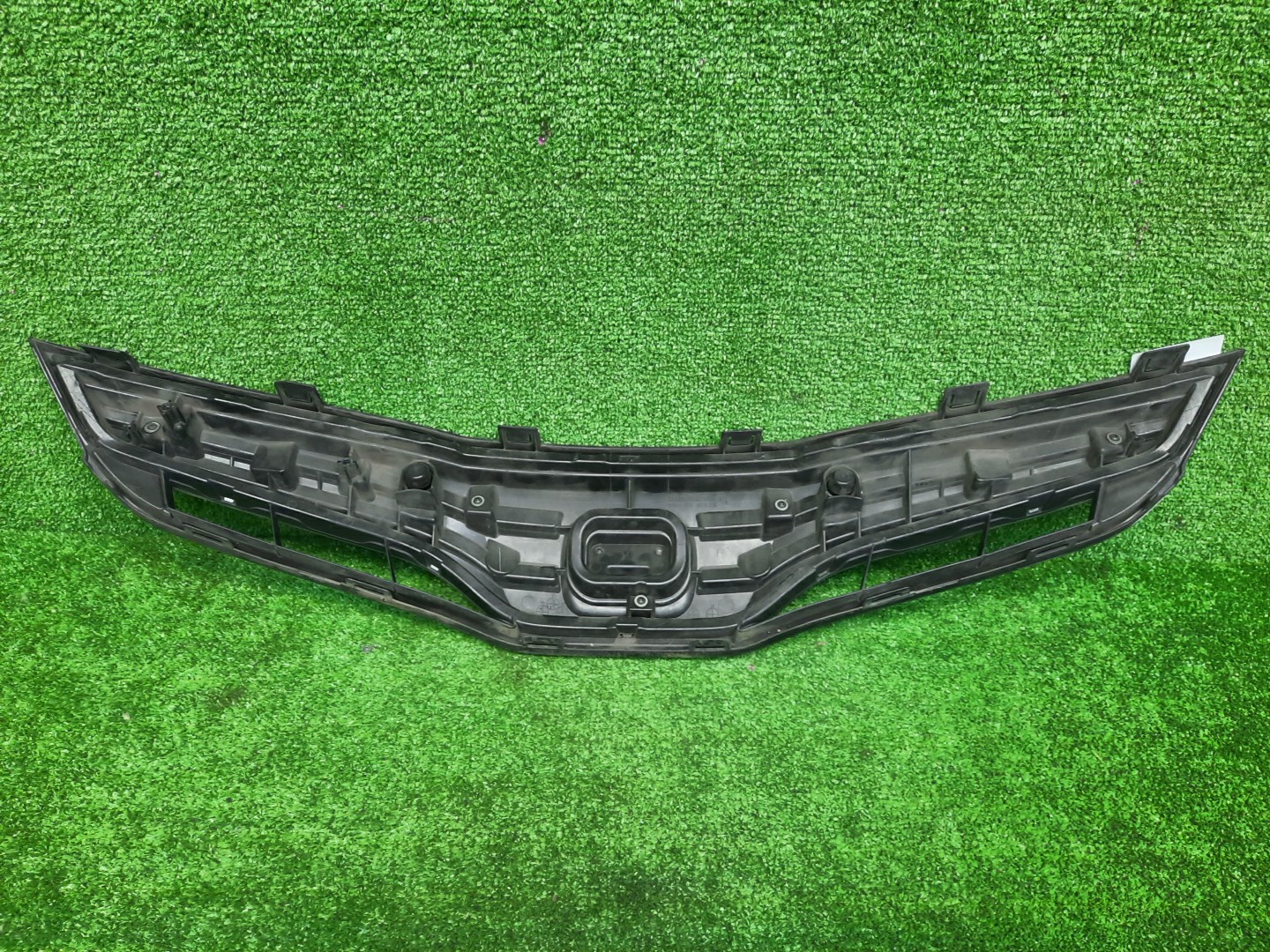 Решетка радиатора HONDA FIT GP1 71121-TF2-901-M1 3 ракурс