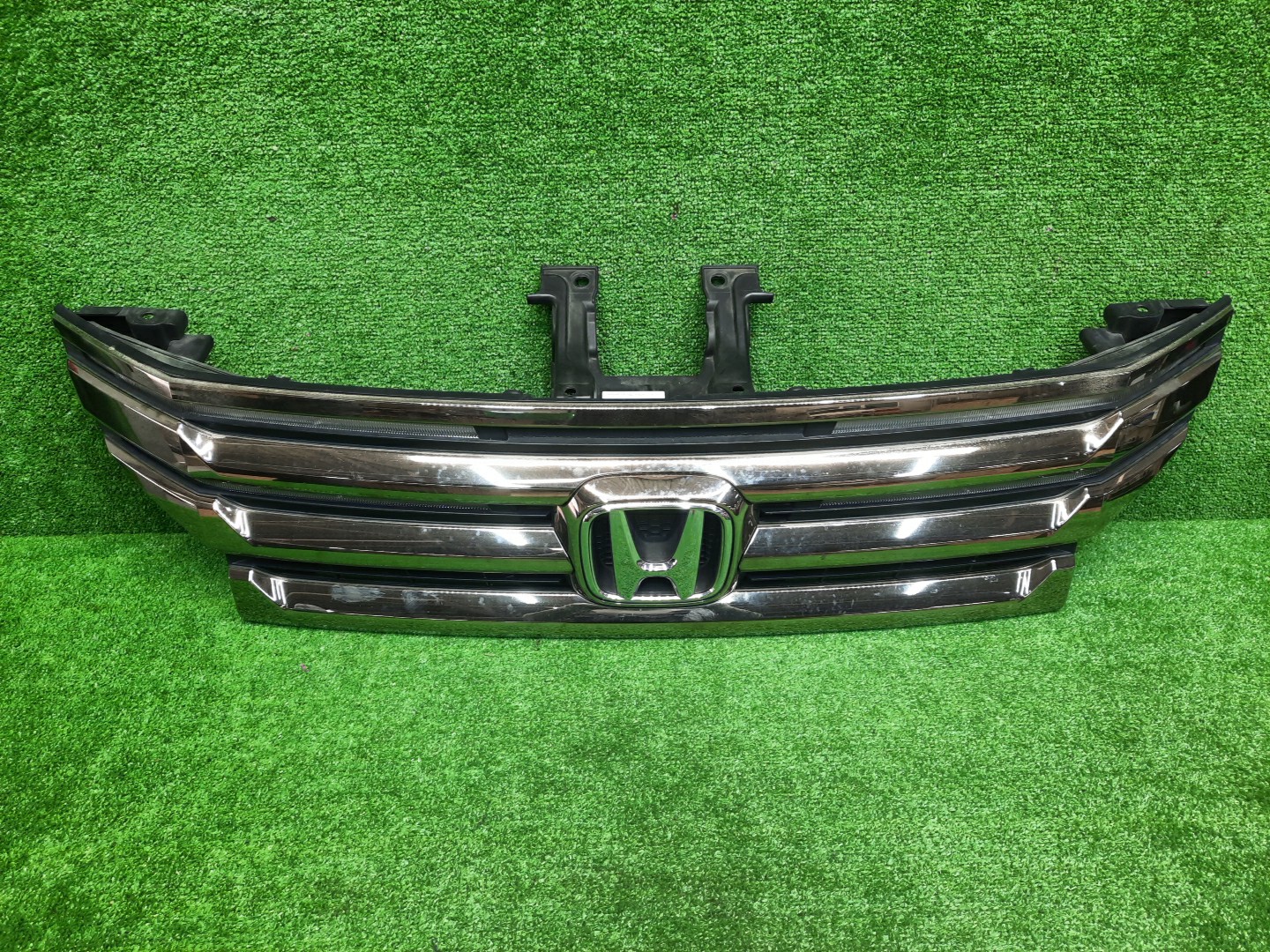 Решетка радиатора HONDA STEPWGN RK5 71123-SZW-N01 1 ракурс Решетка радиатора HONDA STEPWGN RK5 71123-SZW-N01 1 ракурс