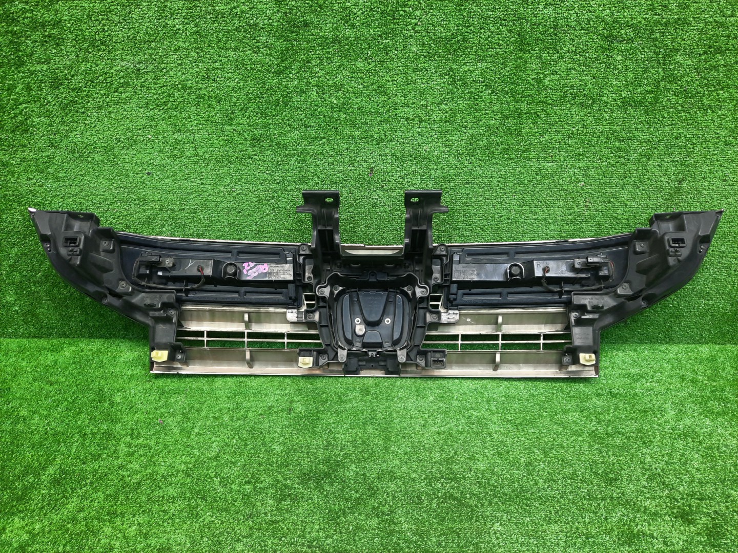 Решетка радиатора HONDA STEPWGN RK5 71123-SZW-N01 2 ракурс Решетка радиатора HONDA STEPWGN RK5 71123-SZW-N01 2 ракурс