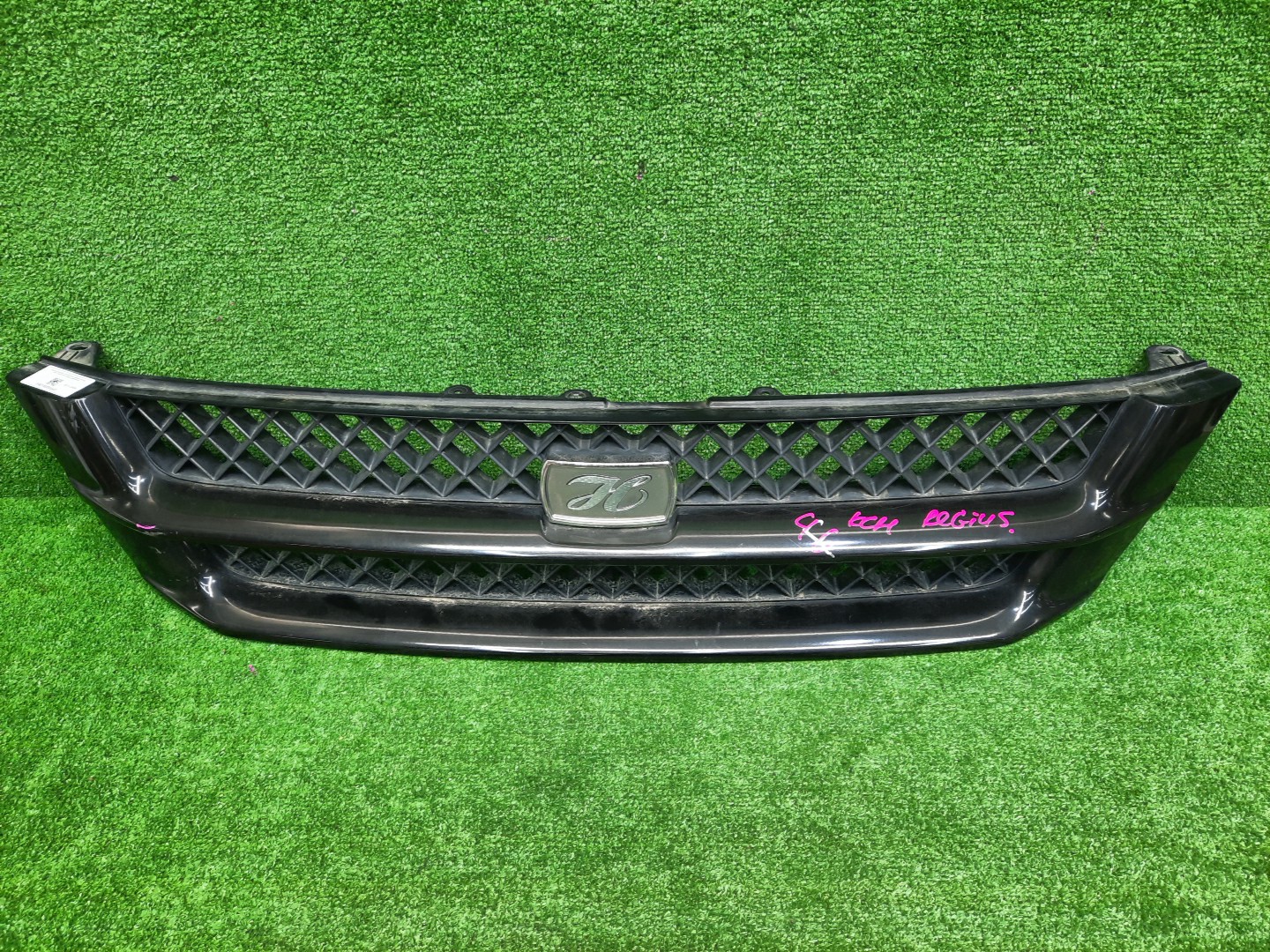 Решетка радиатора TOYOTA HIACE REGIUS KCH46G 53111-26290 1 ракурс