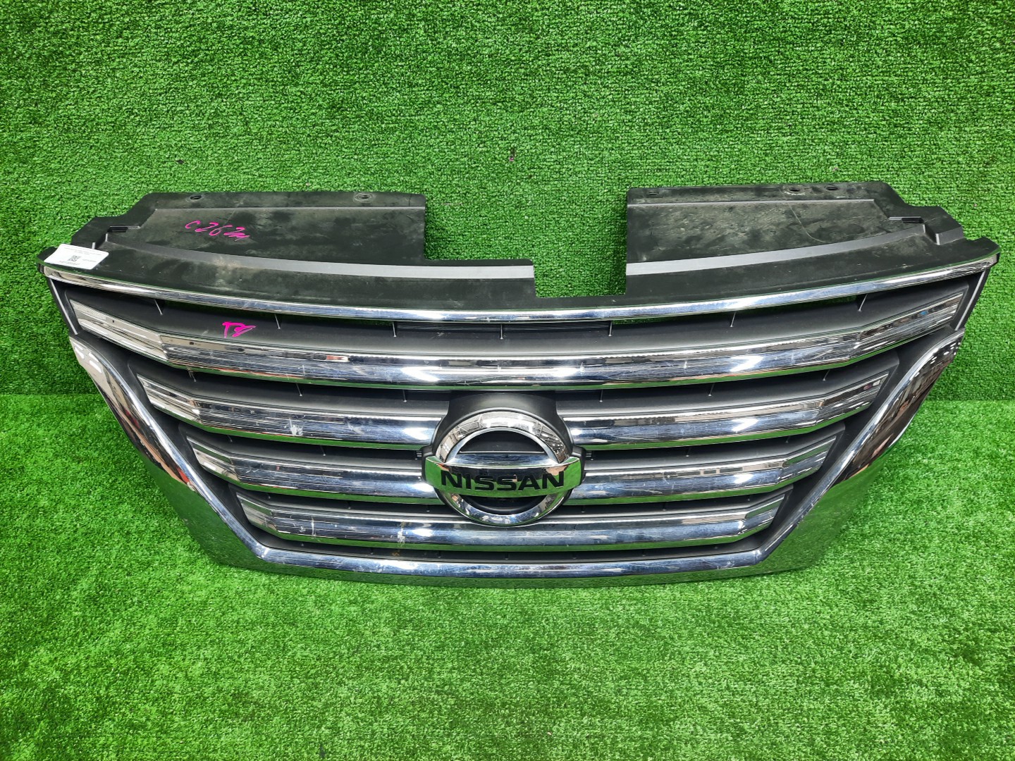 Решетка радиатора NISSAN SERENA C26 62310-36S0A 1 ракурс Решетка радиатора NISSAN SERENA C26 62310-36S0A 1 ракурс