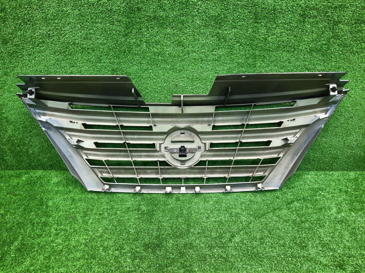 Решетка радиатора NISSAN SERENA C26 62310-36S0A 2 ракурс