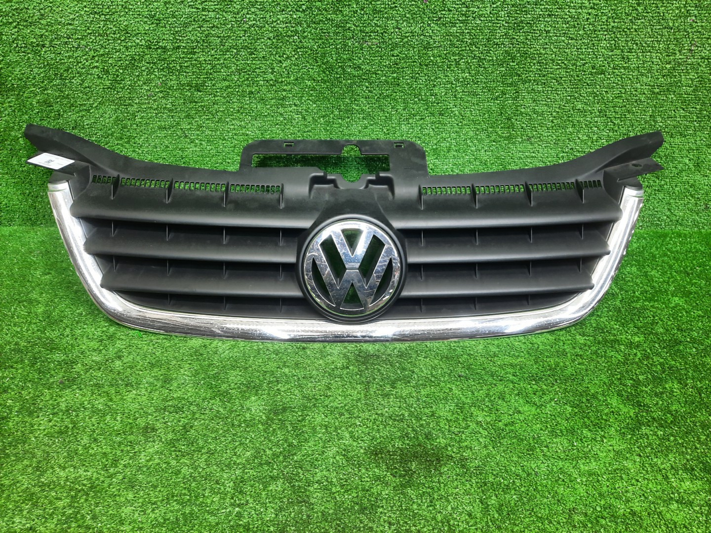 Решетка радиатора VOLKSWAGEN TOURAN 1T1 1T0853651 1 ракурс