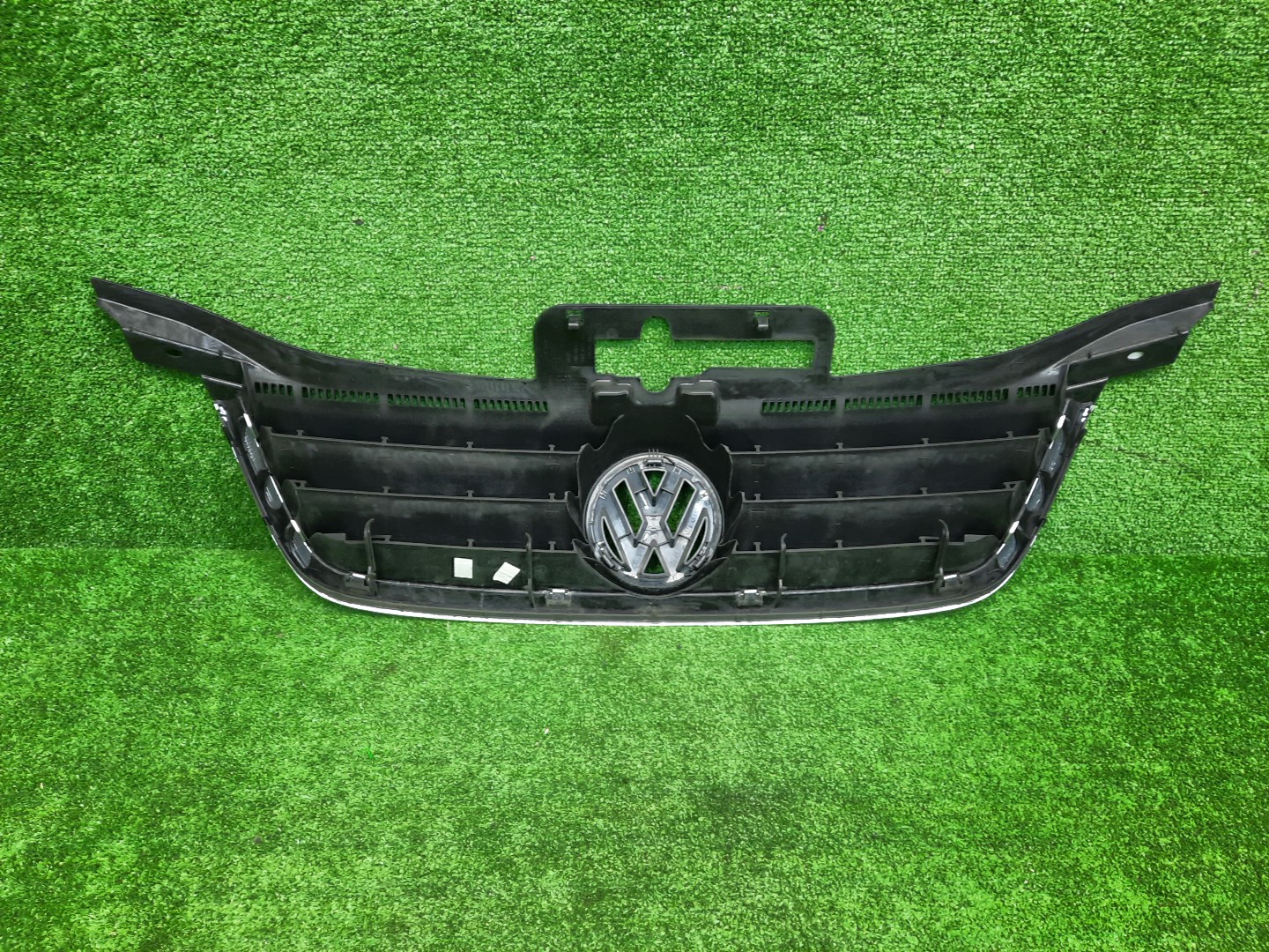 Решетка радиатора VOLKSWAGEN TOURAN 1T1 1T0853651 2 ракурс