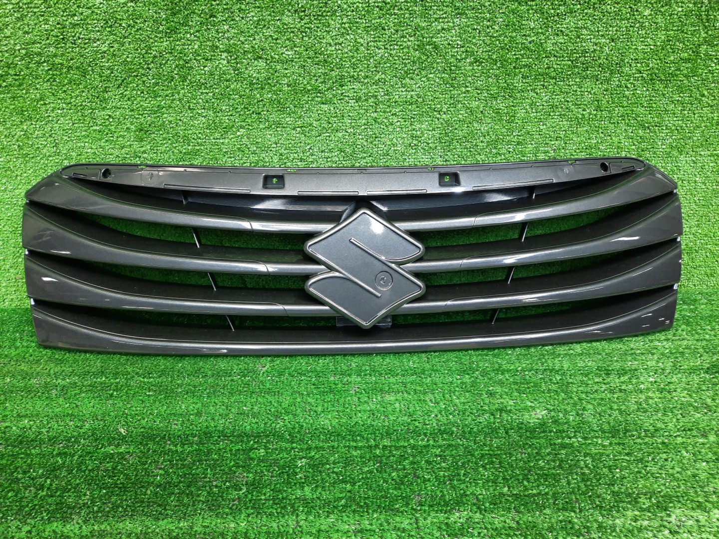 Решетка радиатора передняя SUZUKI SX4 YB22S 71741-61M10 1 ракурс Решетка радиатора передняя SUZUKI SX4 YB22S 71741-61M10 1 ракурс