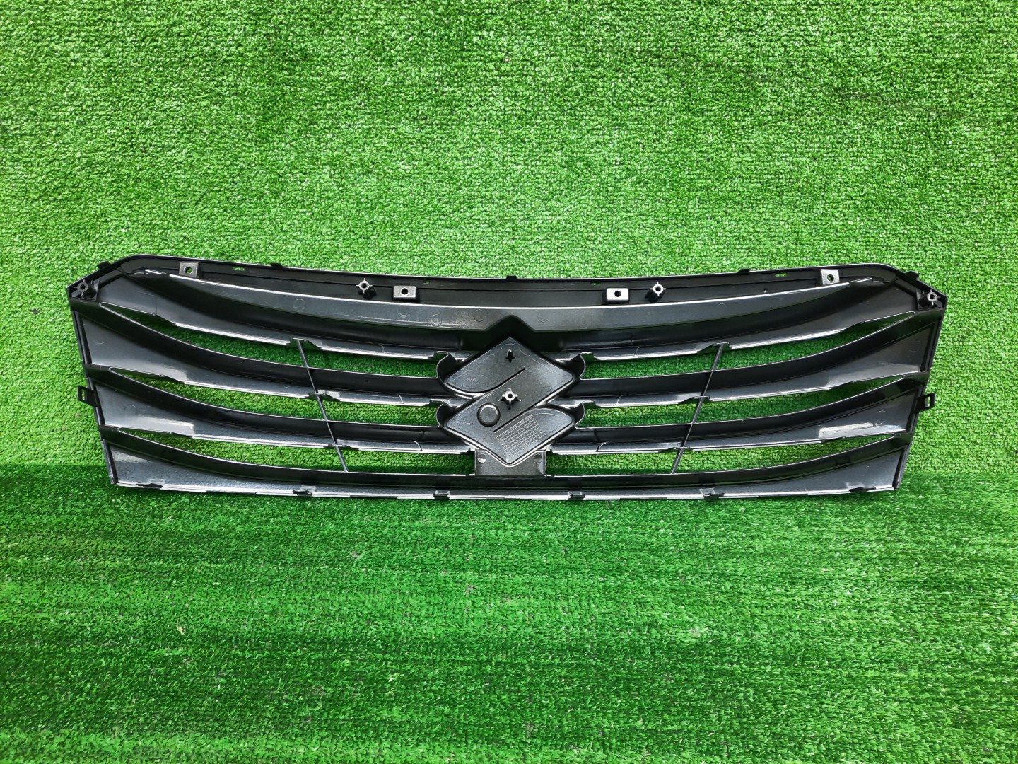 Решетка радиатора передняя SUZUKI SX4 YB22S 71741-61M10 2 ракурс Решетка радиатора передняя SUZUKI SX4 YB22S 71741-61M10 2 ракурс