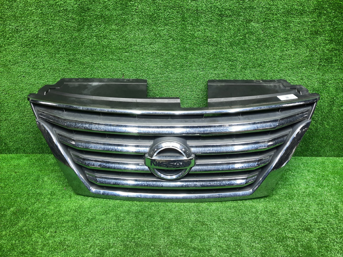 Решетка радиатора NISSAN SERENA C26 62310-3GS0A 1 ракурс Решетка радиатора NISSAN SERENA C26 62310-3GS0A 1 ракурс