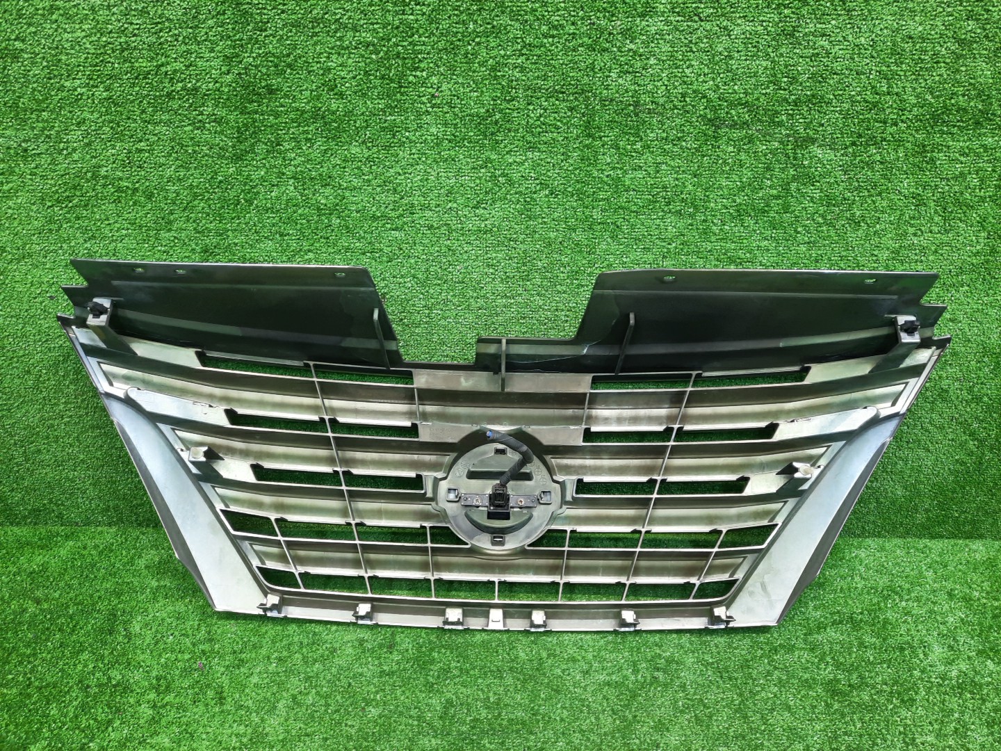 Решетка радиатора NISSAN SERENA C26 62310-3GS0A 2 ракурс