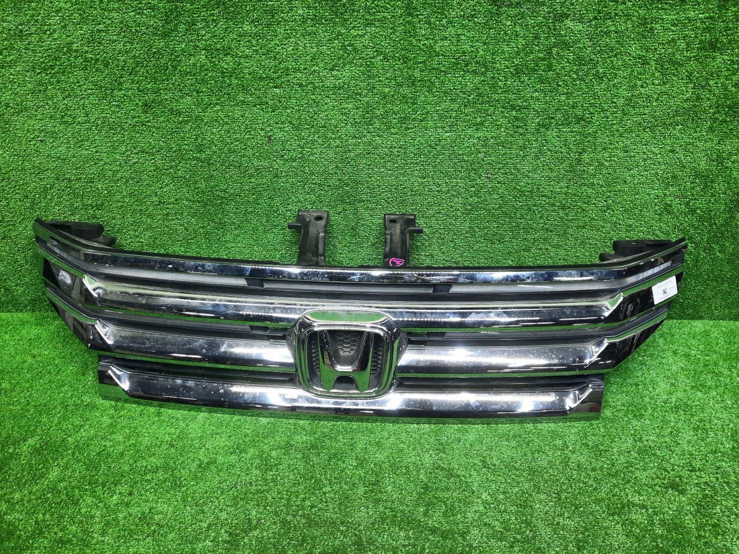 Решетка радиатора HONDA STEPWGN RK5 71123-SZW-N01-M1 1 ракурс Решетка радиатора HONDA STEPWGN RK5 71123-SZW-N01-M1 1 ракурс