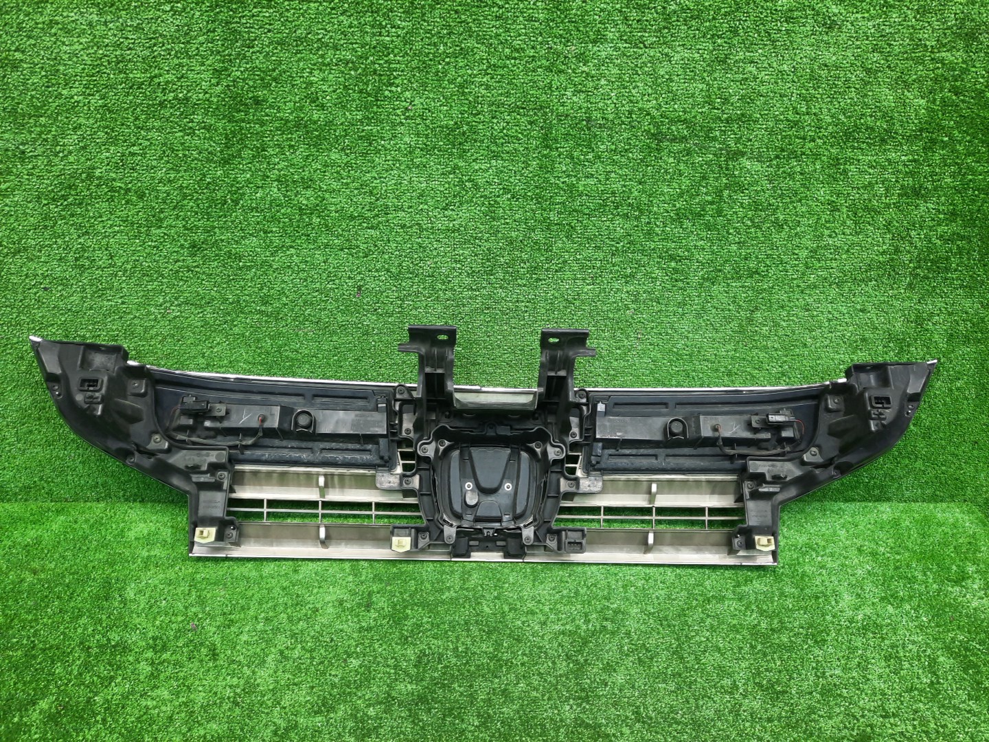 Решетка радиатора HONDA STEPWGN RK5 71123-SZW-N01-M1 2 ракурс