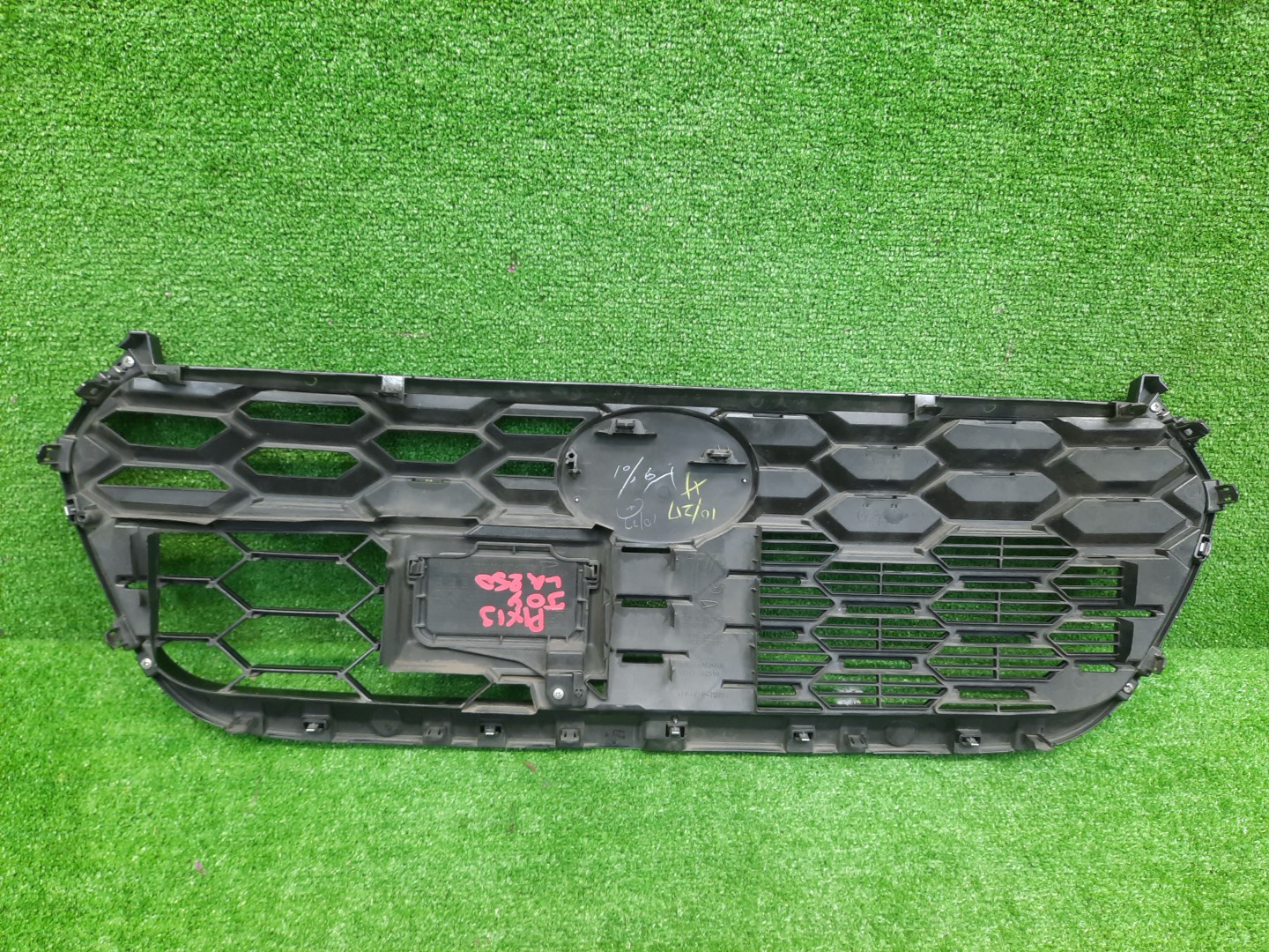 Решетка радиатора TOYOTA PIXIS JOY LA250A 53111-B2510 3 ракурс