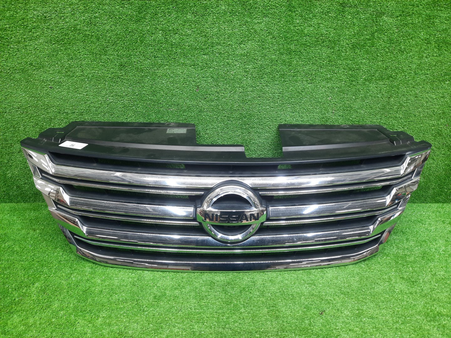 Решетка радиатора NISSAN SERENA C26 62310-3JY0A 1 ракурс Решетка радиатора NISSAN SERENA C26 62310-3JY0A 1 ракурс