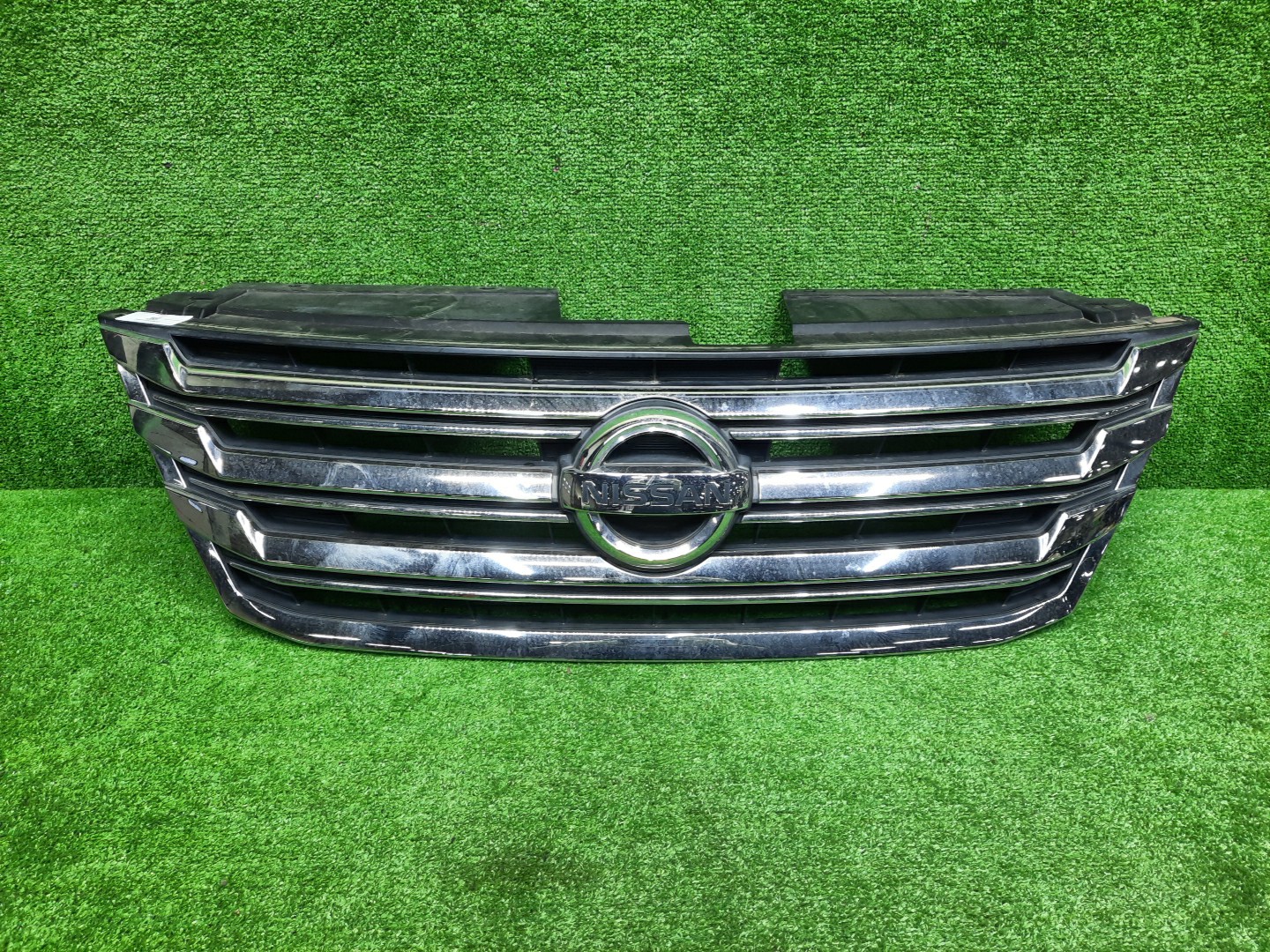 Решетка радиатора NISSAN SERENA C26 62310-3JY0A 1 ракурс Решетка радиатора NISSAN SERENA C26 62310-3JY0A 1 ракурс