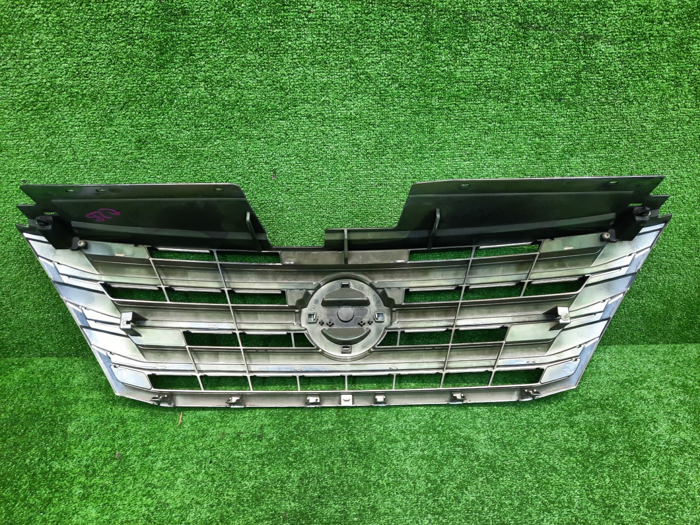 Решетка радиатора NISSAN SERENA C26 62310-3JY0A 2 ракурс Решетка радиатора NISSAN SERENA C26 62310-3JY0A 2 ракурс