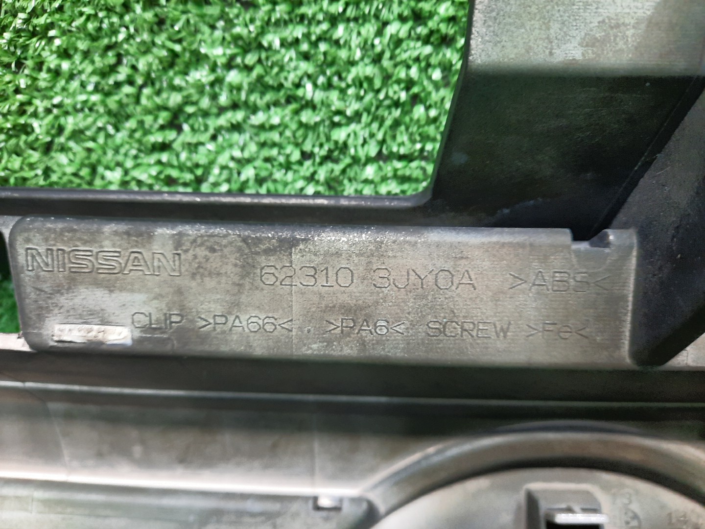 Решетка радиатора NISSAN SERENA C26 62310-3JY0A 3 ракурс