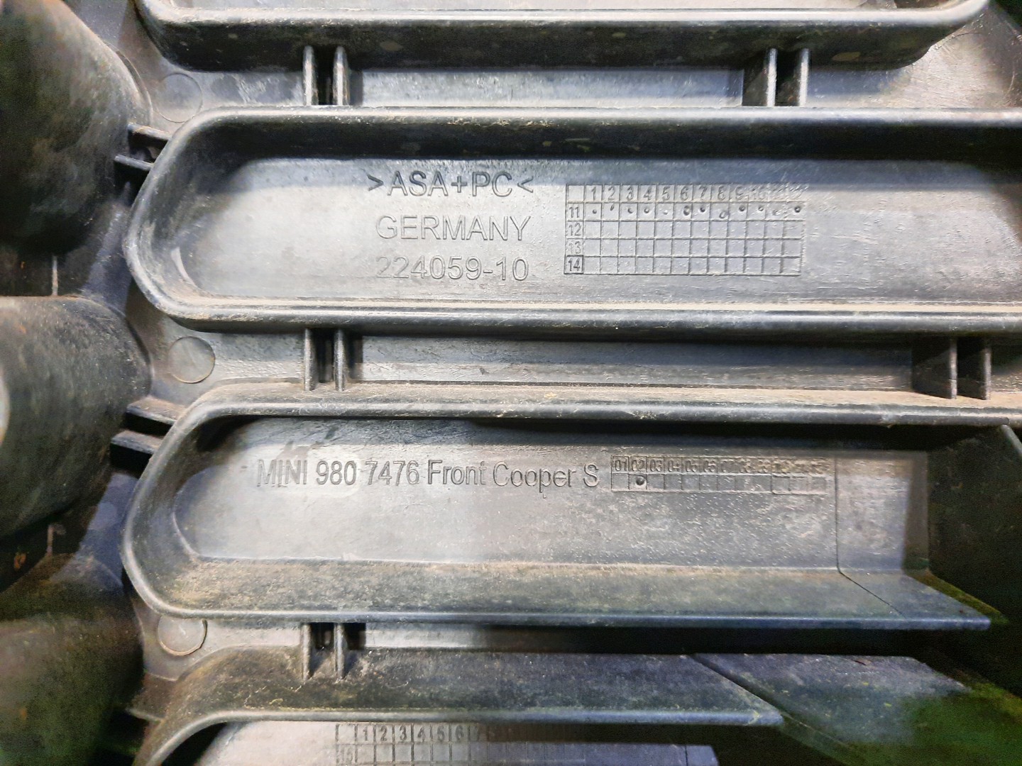 Решетка радиатора MINI COUNTRYMAN R60 980476 3 ракурс
