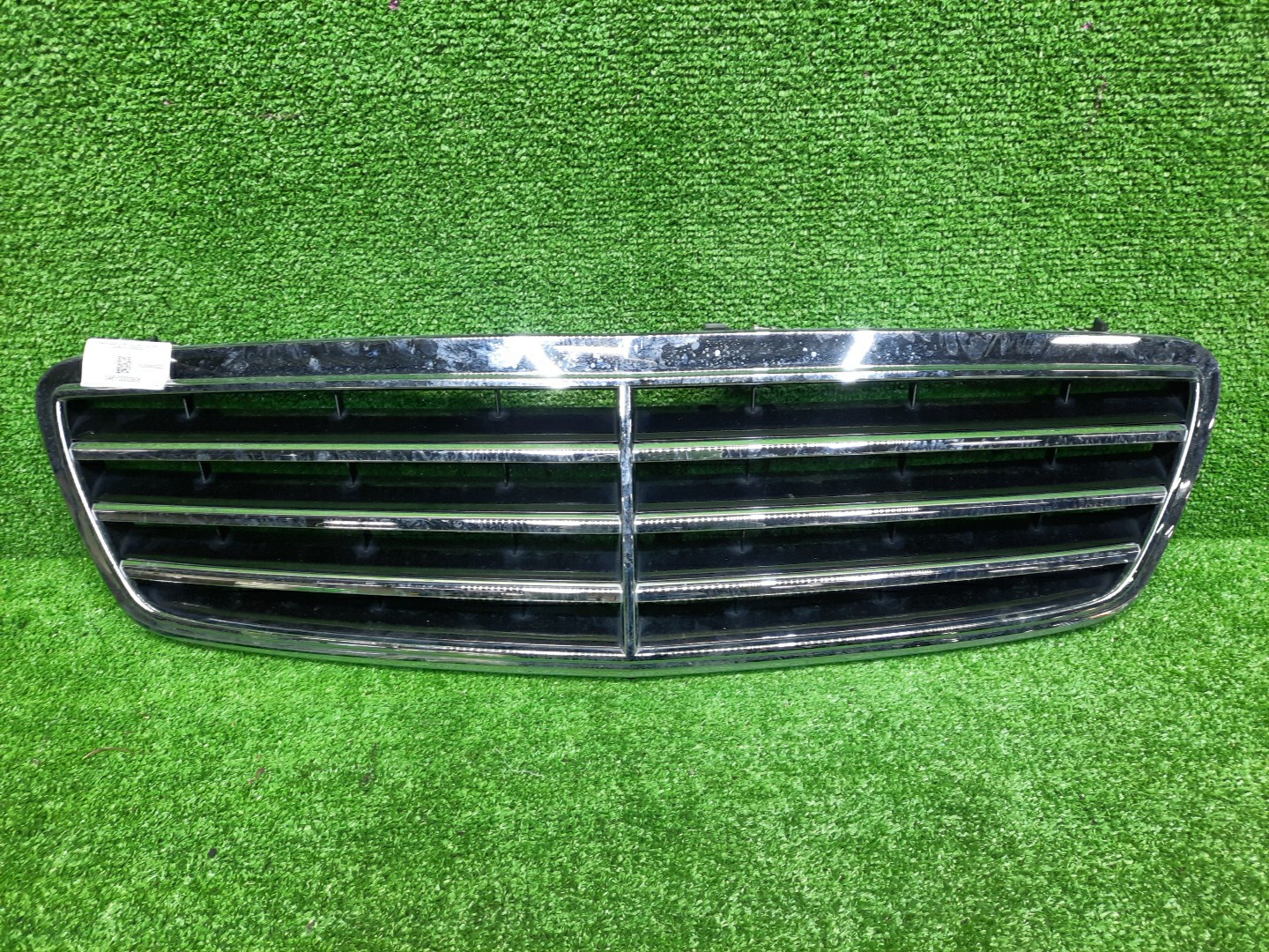 Решетка радиатора MERCEDES-BENZ C-Class W203 A2038800223 1 ракурс