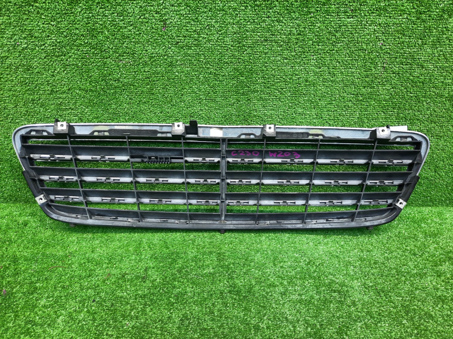 Решетка радиатора MERCEDES-BENZ C-Class W203 A2038800223 2 ракурс