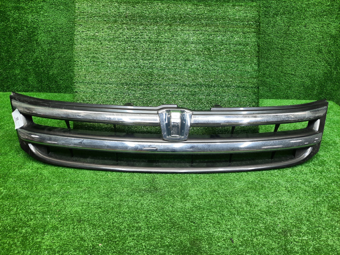 Решетка радиатора TOYOTA ISIS ZNM10, ZNM10W, ANM10, ANM10W, ANM15, ANM15W, ZGM10, ZGM10W, ZGM11, ZGM11W, ZGM15, ZGM15W, ANM10G, ZGM10G, ANM15G, ZNM10G, ZGM11G, ZGM15G 53101-44270 1 ракурс