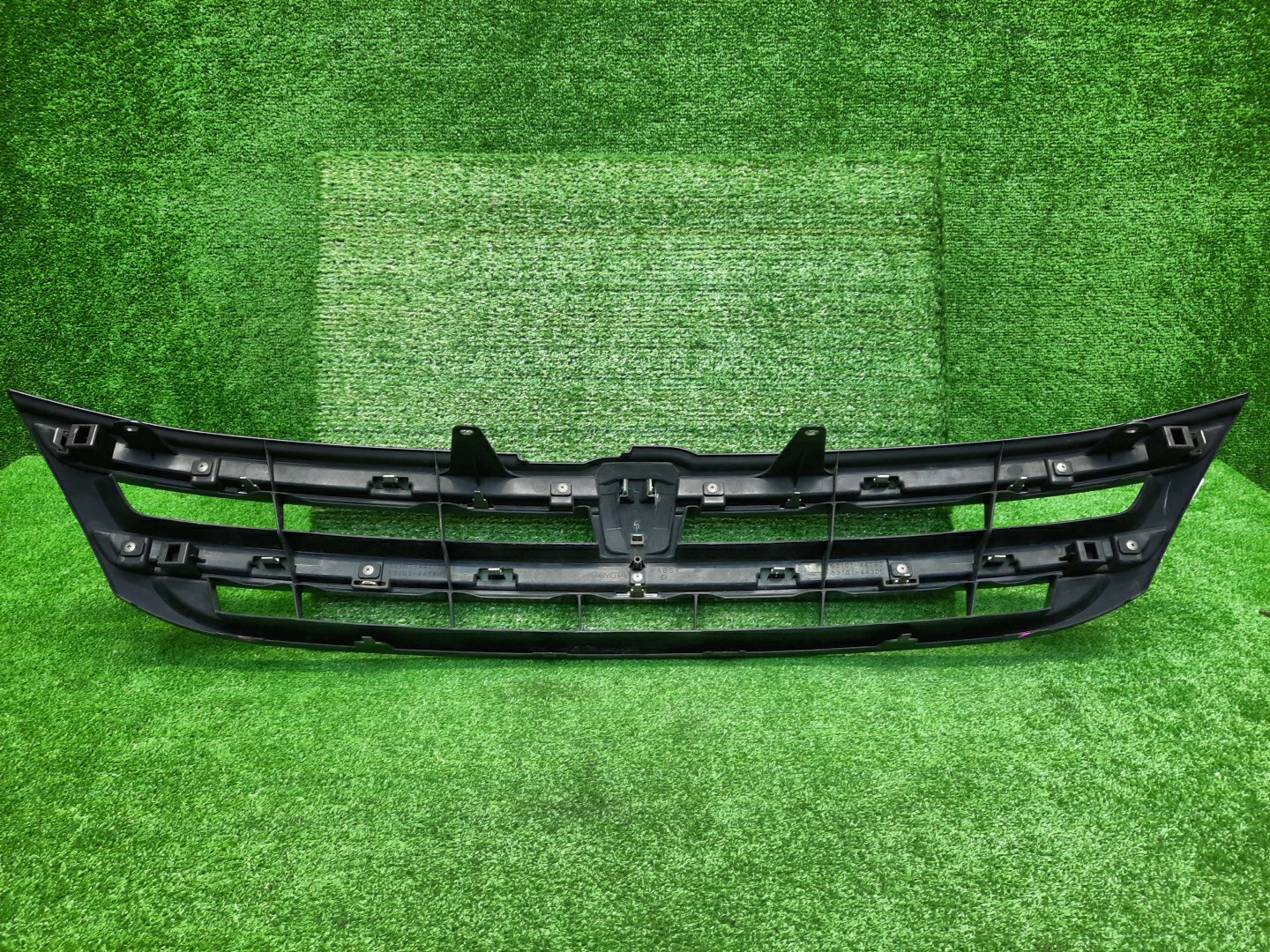 Решетка радиатора TOYOTA ISIS ZNM10, ZNM10W, ANM10, ANM10W, ANM15, ANM15W, ZGM10, ZGM10W, ZGM11, ZGM11W, ZGM15, ZGM15W, ANM10G, ZGM10G, ANM15G, ZNM10G, ZGM11G, ZGM15G 53101-44270 2 ракурс