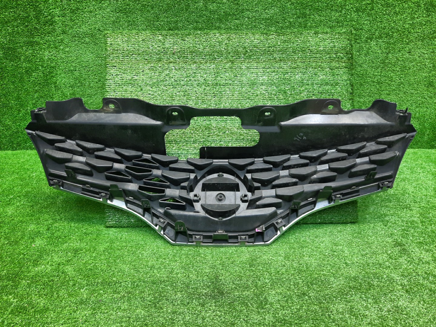 Решетка радиатора NISSAN NV200 VM20 62310-JX00A 3 ракурс