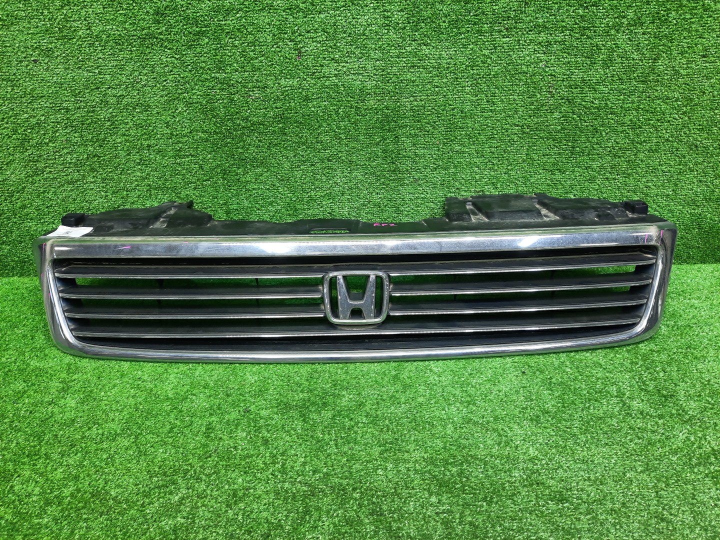 Решетка радиатора HONDA STEPWGN RF1, RF2 75100-S47-0000 1 ракурс Решетка радиатора HONDA STEPWGN RF1, RF2 75100-S47-0000 1 ракурс