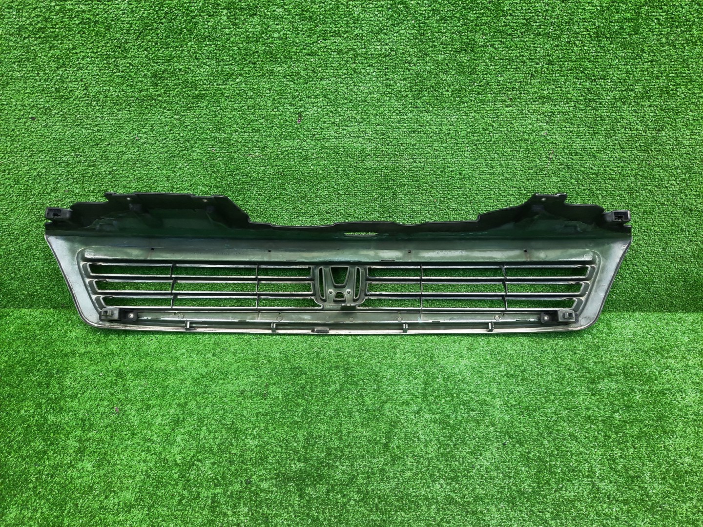 Решетка радиатора HONDA STEPWGN RF1, RF2 75100-S47-0000 4 ракурс Решетка радиатора HONDA STEPWGN RF1, RF2 75100-S47-0000 4 ракурс