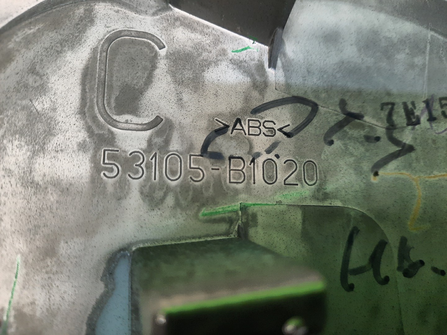 Решетка радиатора TOYOTA TANK M900A 53105-B1020 3 ракурс