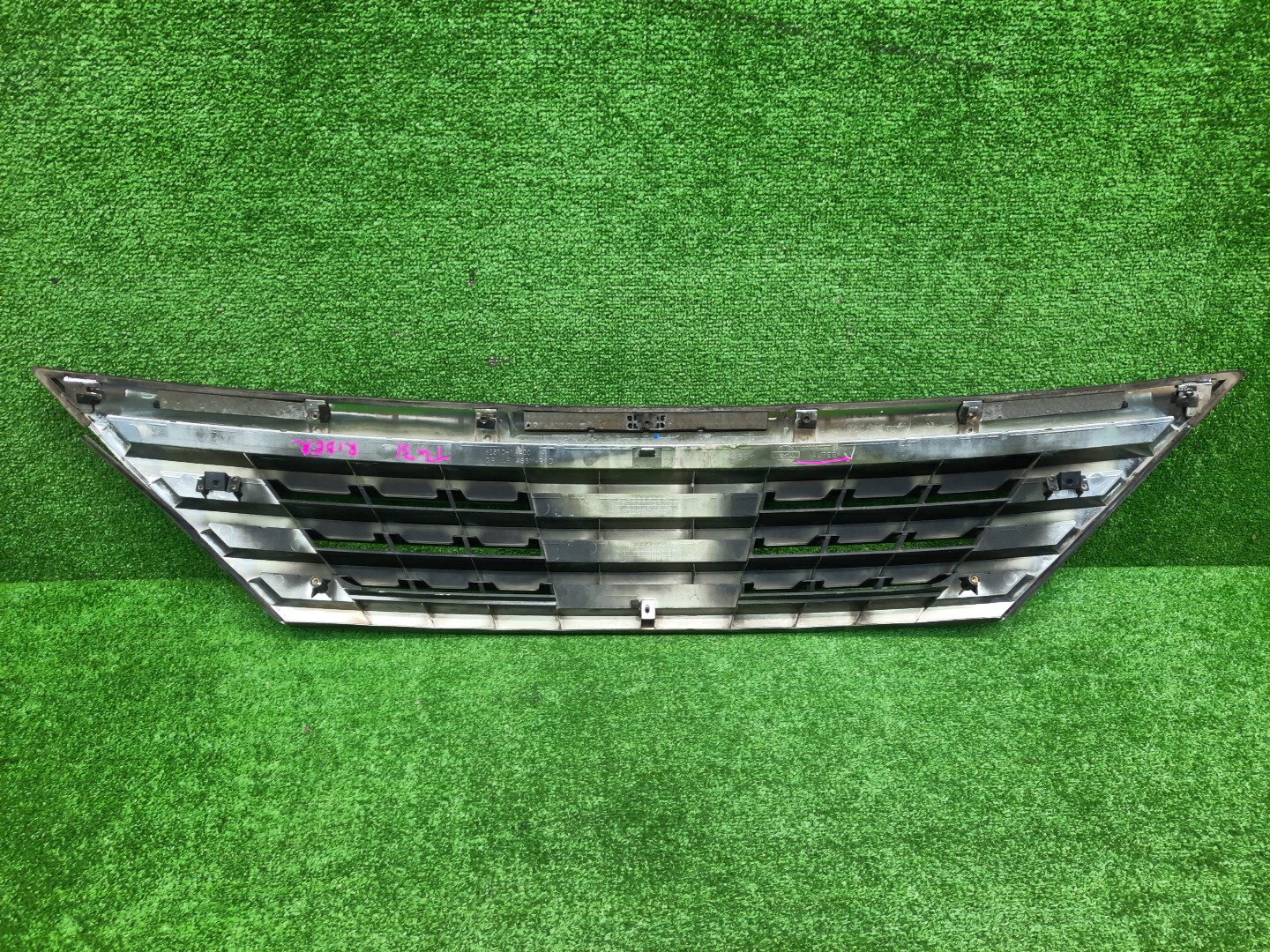 Решетка радиатора NISSAN PRESAGE TU31, TNU31, PU31, PNU31 62310-1A400 2 ракурс