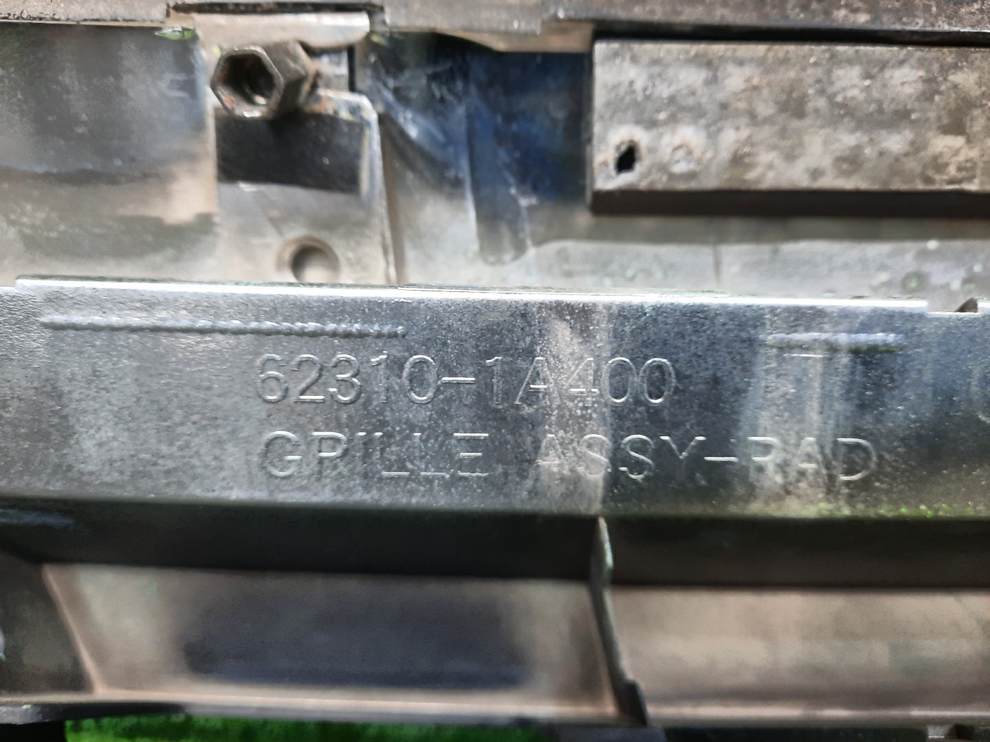 Решетка радиатора NISSAN PRESAGE TU31, TNU31, PU31, PNU31 62310-1A400 3 ракурс