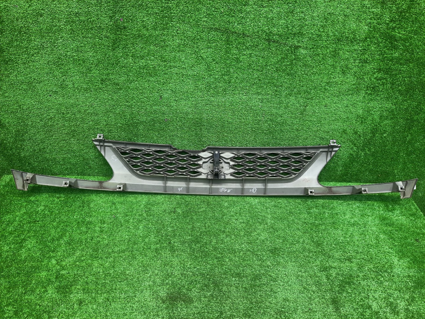 Решетка радиатора NISSAN SERENA TNC24, TC24, RC24, PC24, PNC24, VC24, VNC24 62310-4N010 2 ракурс Решетка радиатора NISSAN SERENA TNC24, TC24, RC24, PC24, PNC24, VC24, VNC24 62310-4N010 2 ракурс