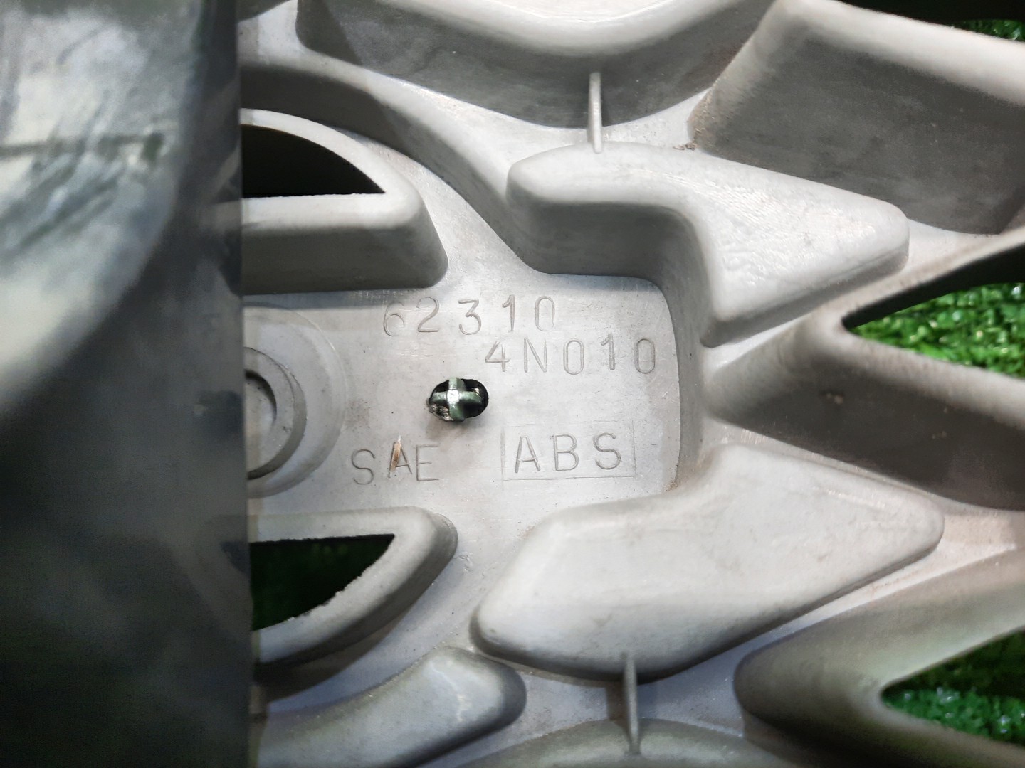Решетка радиатора NISSAN SERENA TNC24, TC24, RC24, PC24, PNC24, VC24, VNC24 62310-4N010 3 ракурс