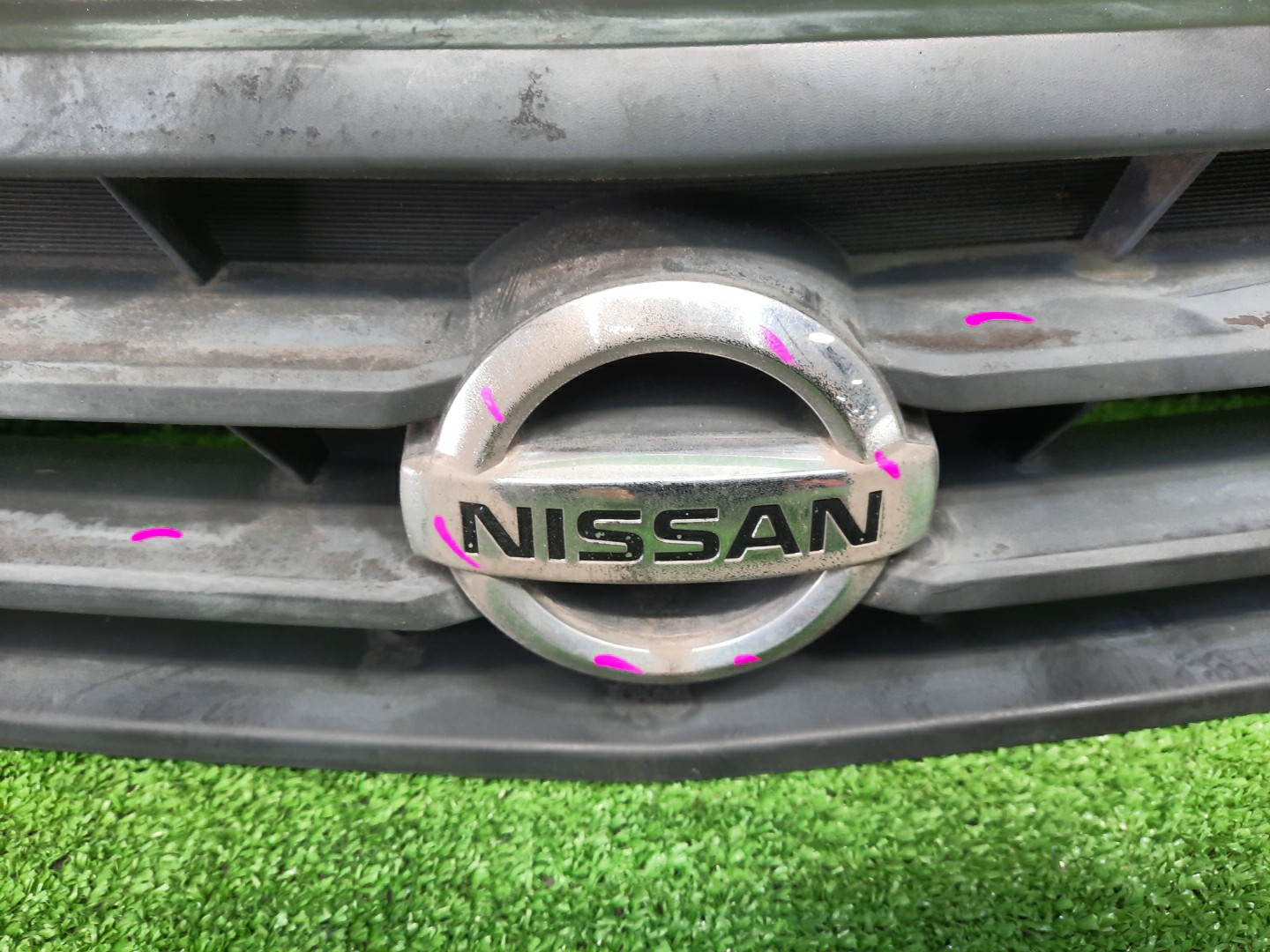 Решетка радиатора NISSAN AD Y11 62310-WE400 2 ракурс