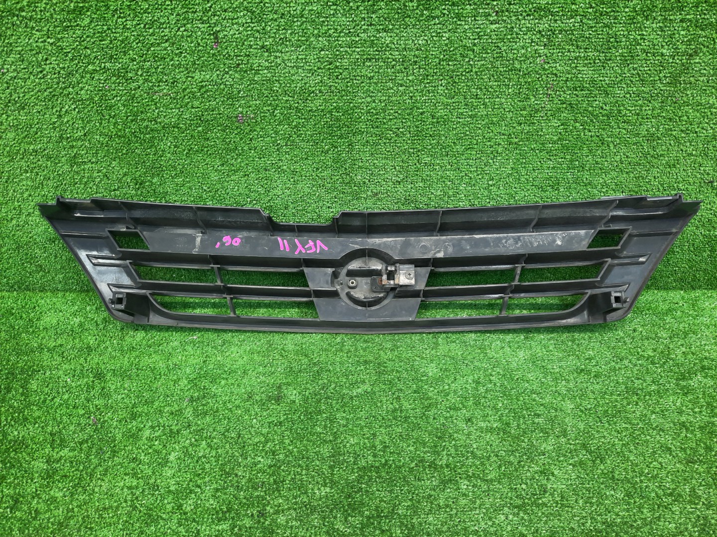 Решетка радиатора NISSAN AD Y11 62310-WE400 3 ракурс
