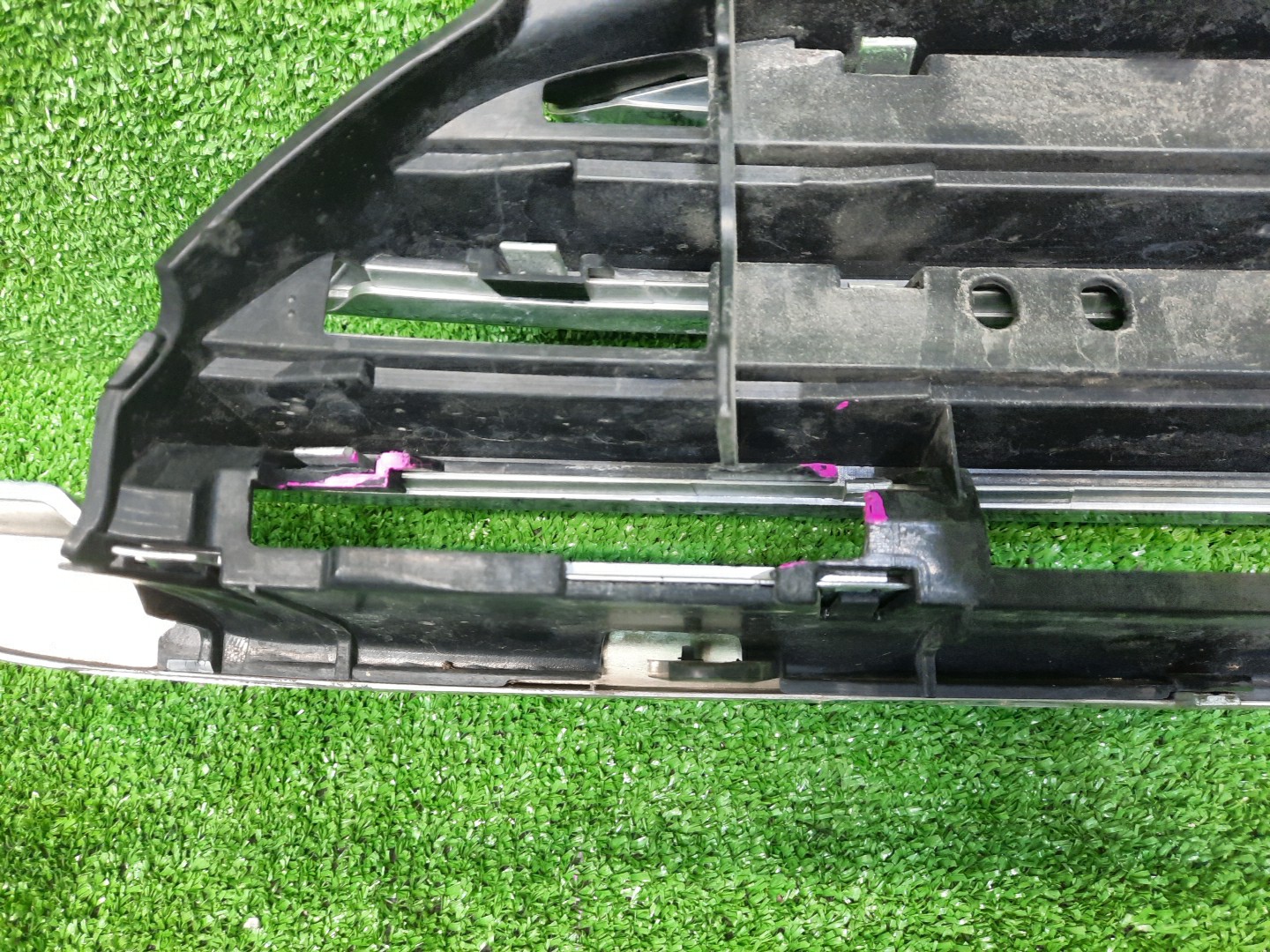 Решетка радиатора MINI HATCH R56 16443400 3 ракурс