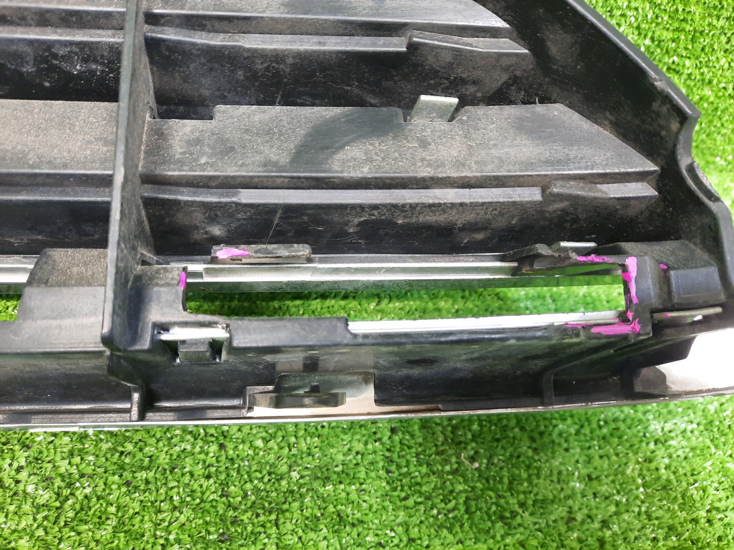 Решетка радиатора MINI HATCH R56 16443400 4 ракурс