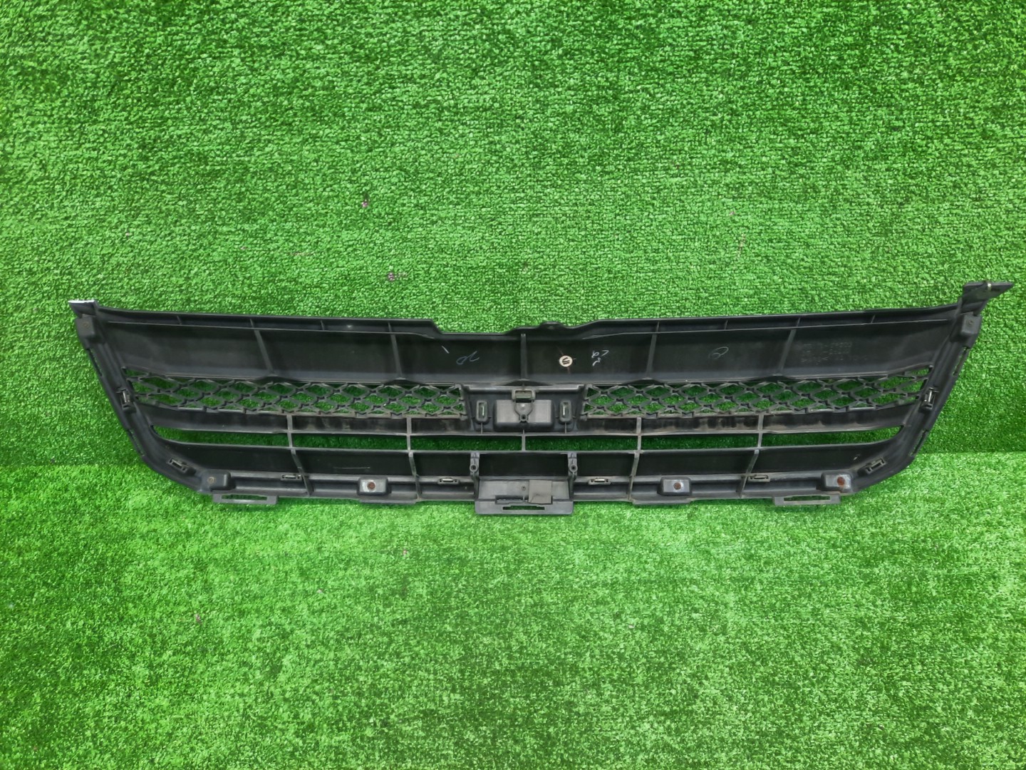 Решетка радиатора передняя TOYOTA NOAH AZR60G, AZR65G 53101-28200 3 ракурс