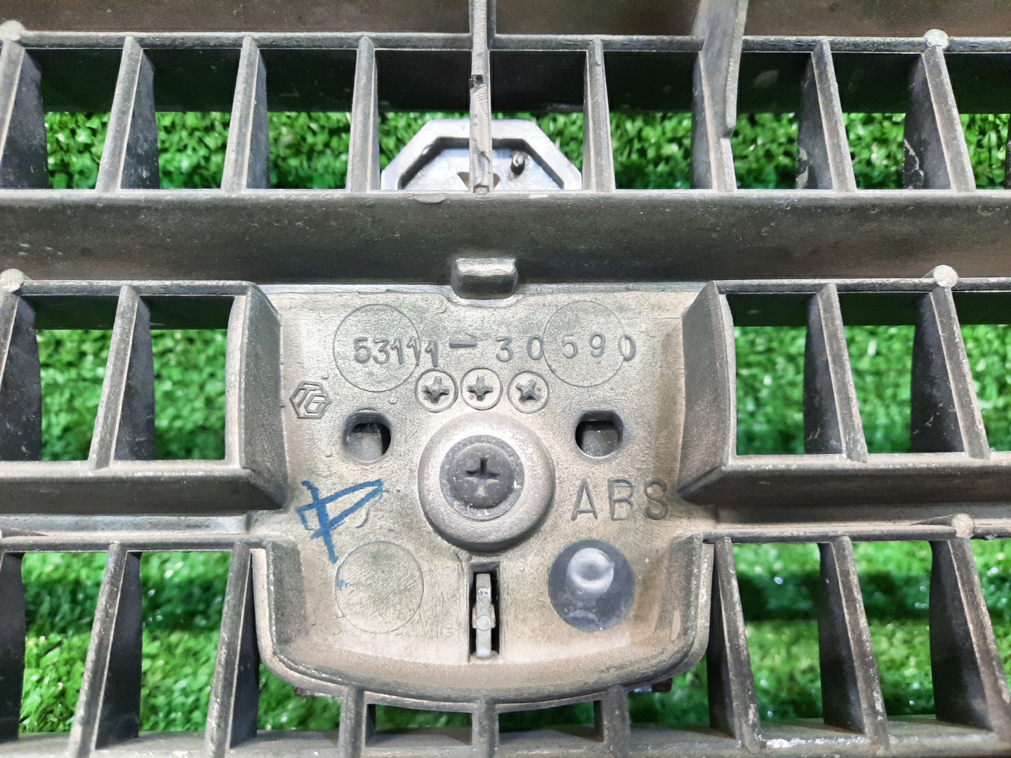 Решетка радиатора передняя TOYOTA CROWN JZS131, GS130, GS131, JZS130, MS135, MS137, JZS133, LS131, GS136, JZS136, LS130, UZS131 53111-30590 3 ракурс
