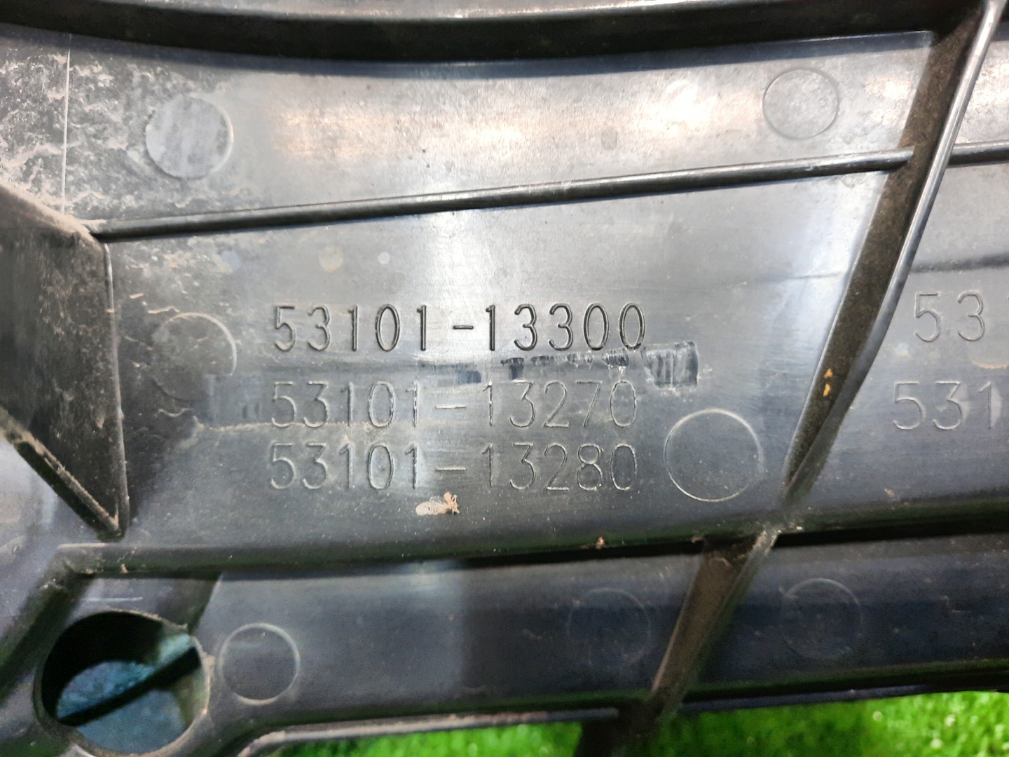 Решетка радиатора передняя TOYOTA COROLLA FIELDER, COROLLA  AXIO ZRE162G, NZE164G, NZE161G, NKE165G, NRE161G, NZE161, NZE164, NRE161, NKE165, ZRE162, NRE160 53101-13300 5 ракурс