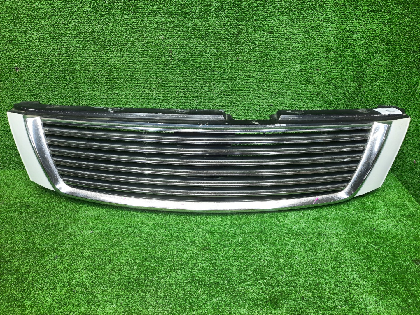 Решетка радиатора NISSAN PRESAGE U30, NU30, TU30, TNU30, HU30, VNU30, VU30 62310-0A680 1 ракурс
