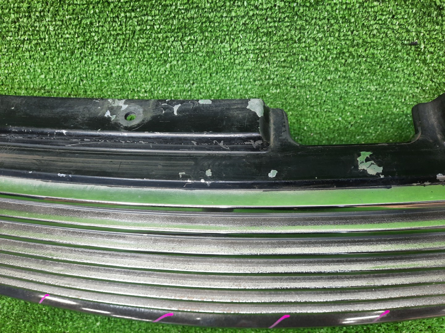 Решетка радиатора NISSAN PRESAGE U30, NU30, TU30, TNU30, HU30, VNU30, VU30 62310-0A680 4 ракурс