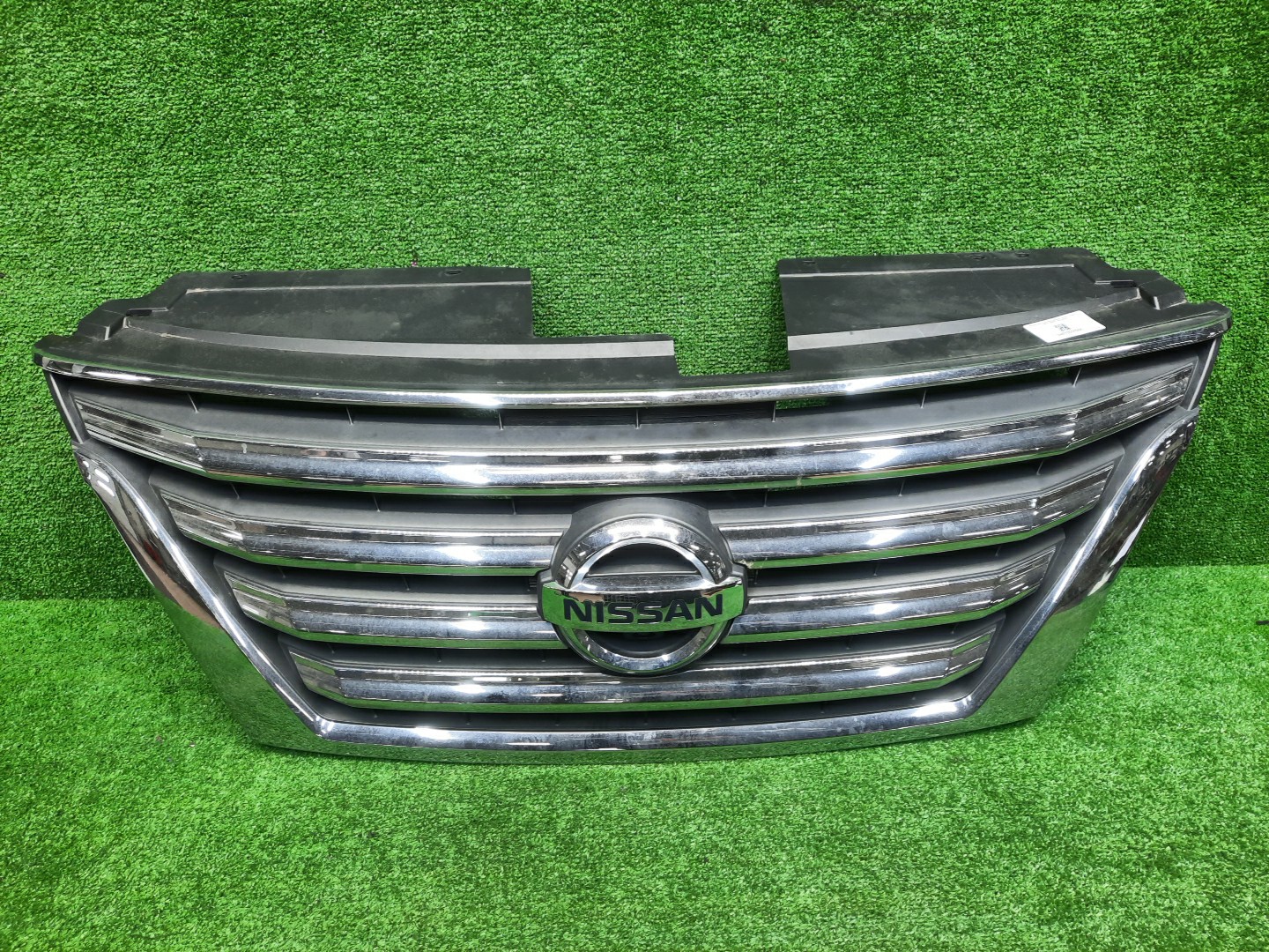 Решетка радиатора NISSAN SERENA C26 62310-3GS0A 1 ракурс Решетка радиатора NISSAN SERENA C26 62310-3GS0A 1 ракурс