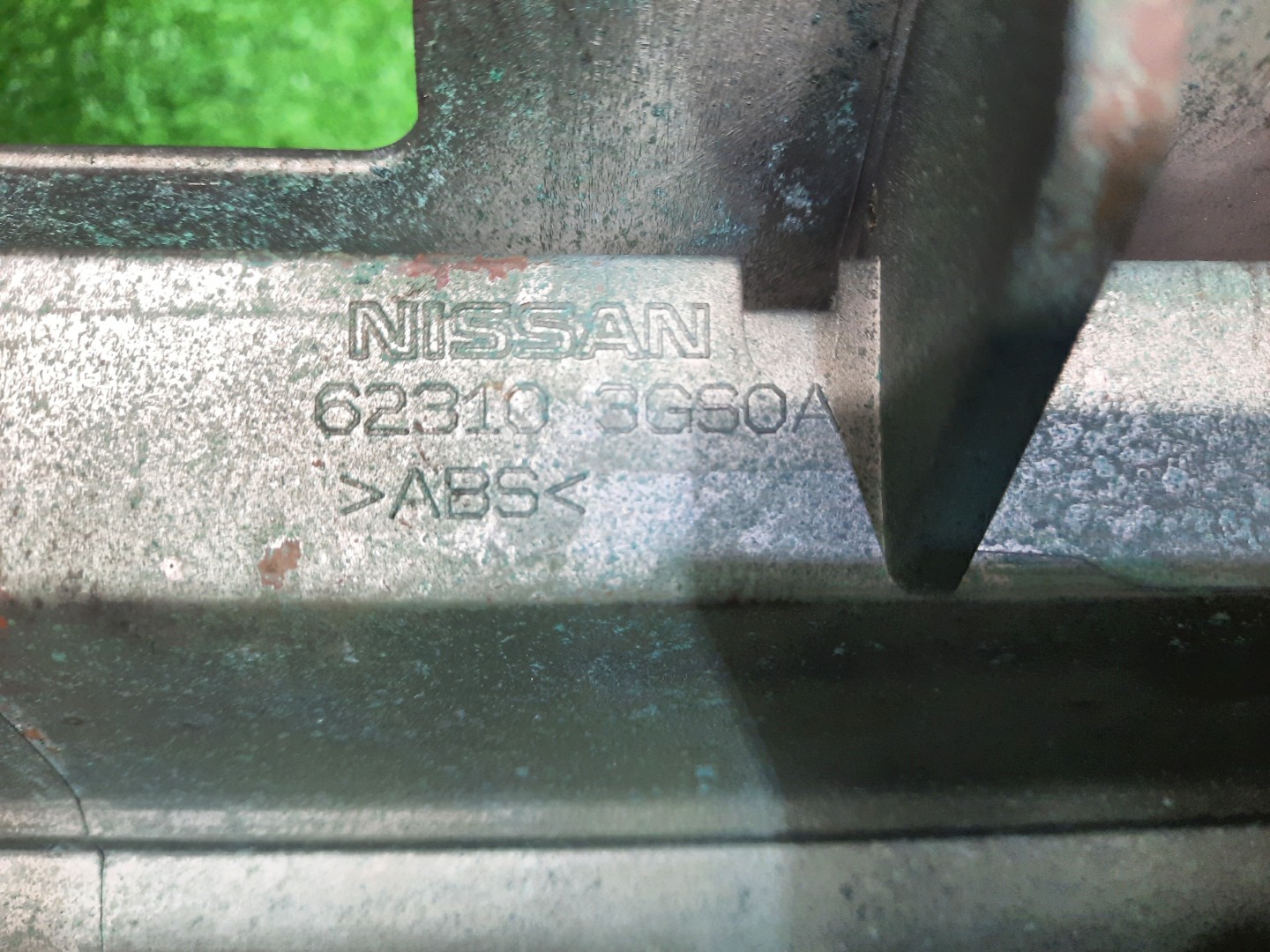 Решетка радиатора NISSAN SERENA C26 62310-3GS0A 4 ракурс
