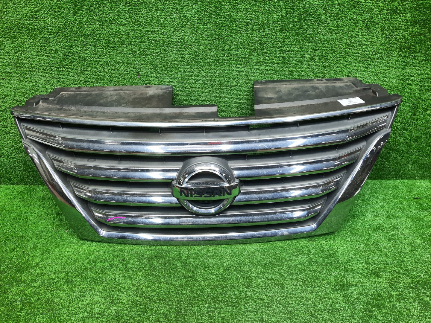 Решетка радиатора NISSAN SERENA C26 62310-3GS0A 1 ракурс Решетка радиатора NISSAN SERENA C26 62310-3GS0A 1 ракурс