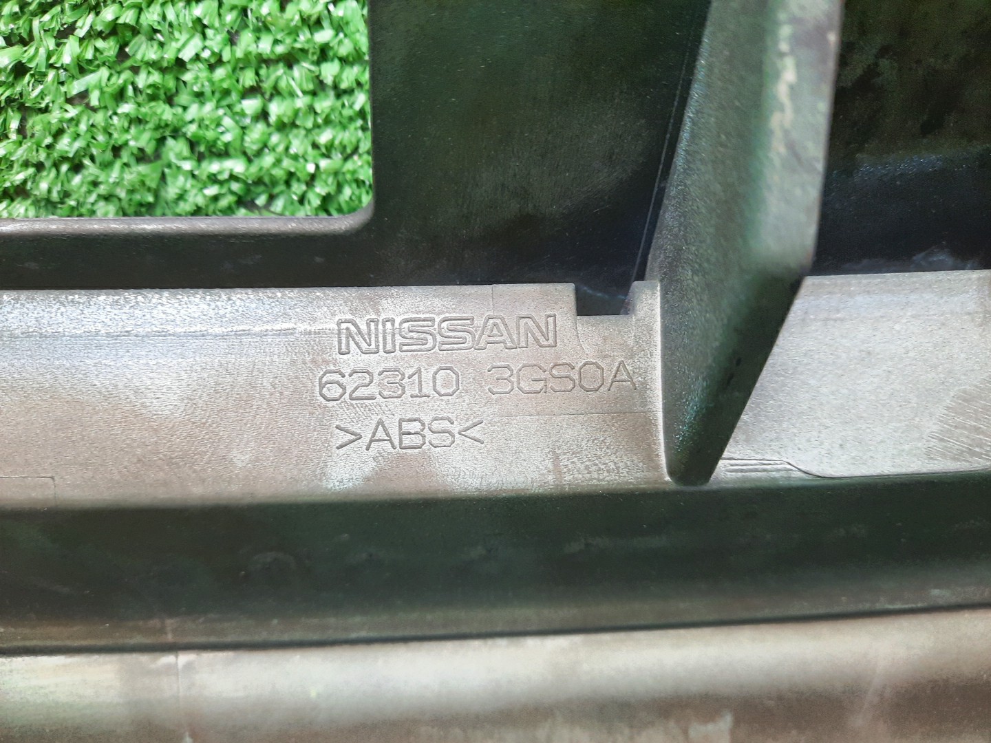 Решетка радиатора NISSAN SERENA C26 62310-3GS0A 4 ракурс Решетка радиатора NISSAN SERENA C26 62310-3GS0A 4 ракурс