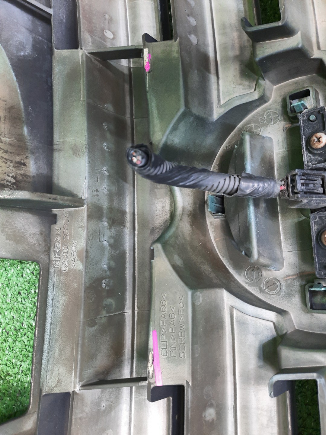 Решетка радиатора NISSAN SERENA C26 62310-3GS0A 5 ракурс Решетка радиатора NISSAN SERENA C26 62310-3GS0A 5 ракурс