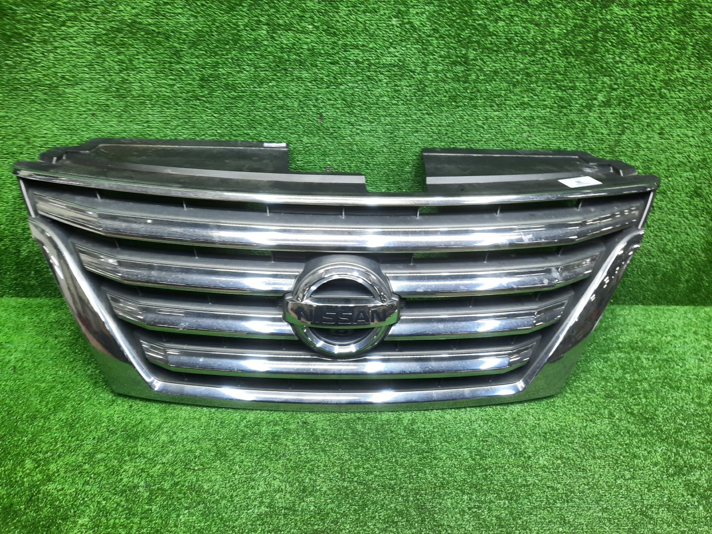 Решетка радиатора NISSAN SERENA C26 62310-3GS0A 1 ракурс Решетка радиатора NISSAN SERENA C26 62310-3GS0A 1 ракурс