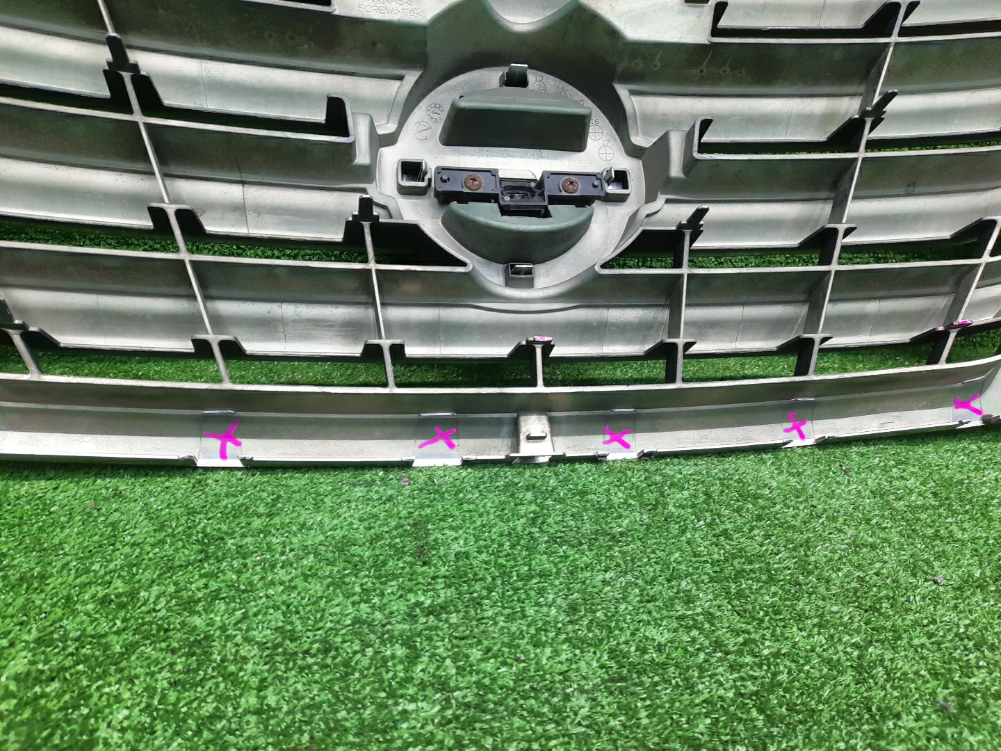 Решетка радиатора NISSAN SERENA C26 62310-3GS0A 3 ракурс Решетка радиатора NISSAN SERENA C26 62310-3GS0A 3 ракурс