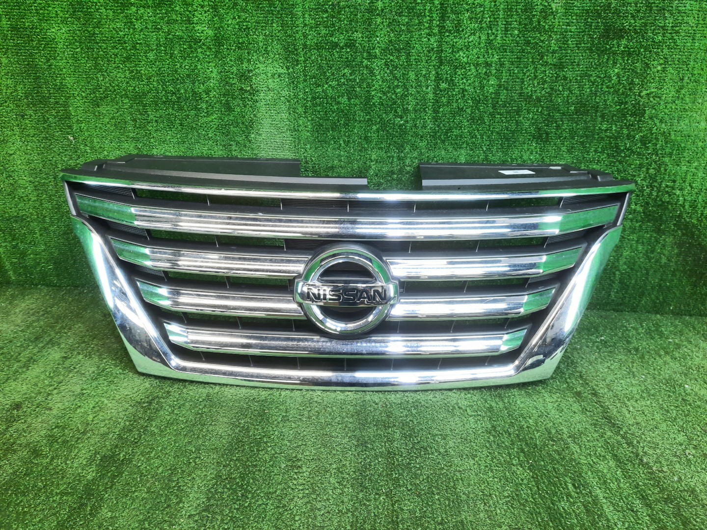 Решетка радиатора NISSAN SERENA C26 62310-3GS0A 1 ракурс Решетка радиатора NISSAN SERENA C26 62310-3GS0A 1 ракурс