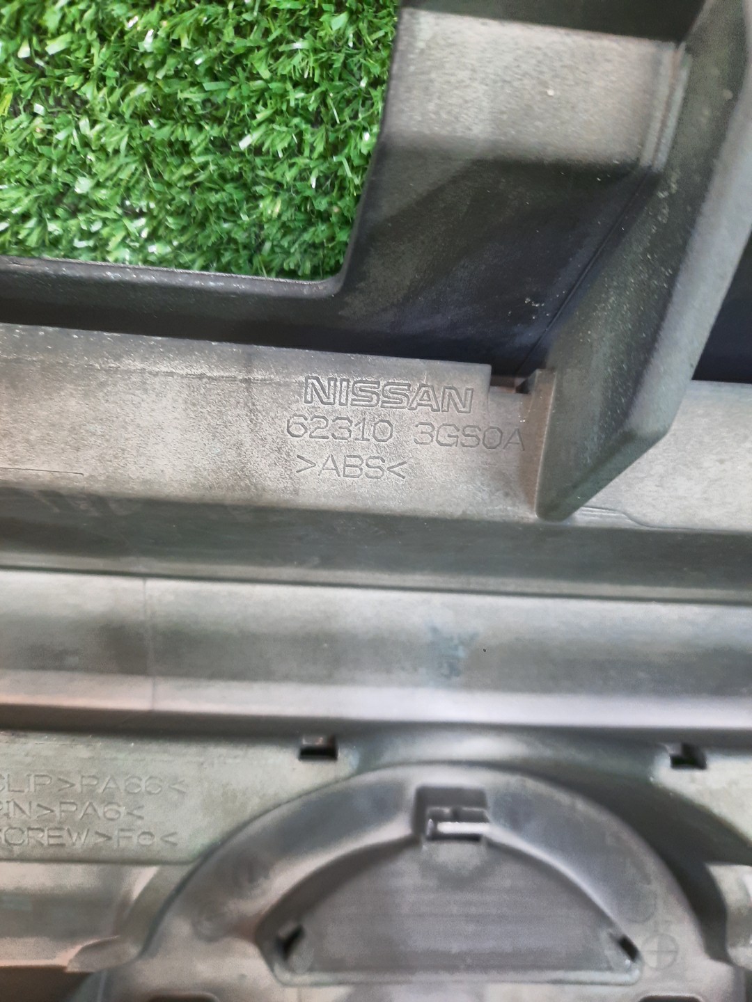 Решетка радиатора NISSAN SERENA C26 62310-3GS0A 3 ракурс